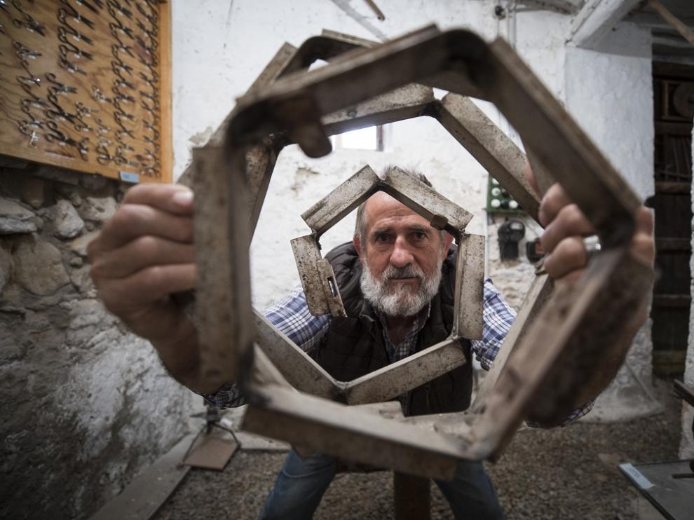 Jesús Guallar Rodrigo, en su Casa de los Hierros de Fabara.