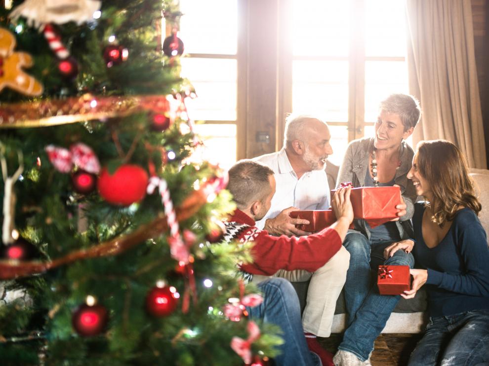 Una familia junto al árbol de Navidad