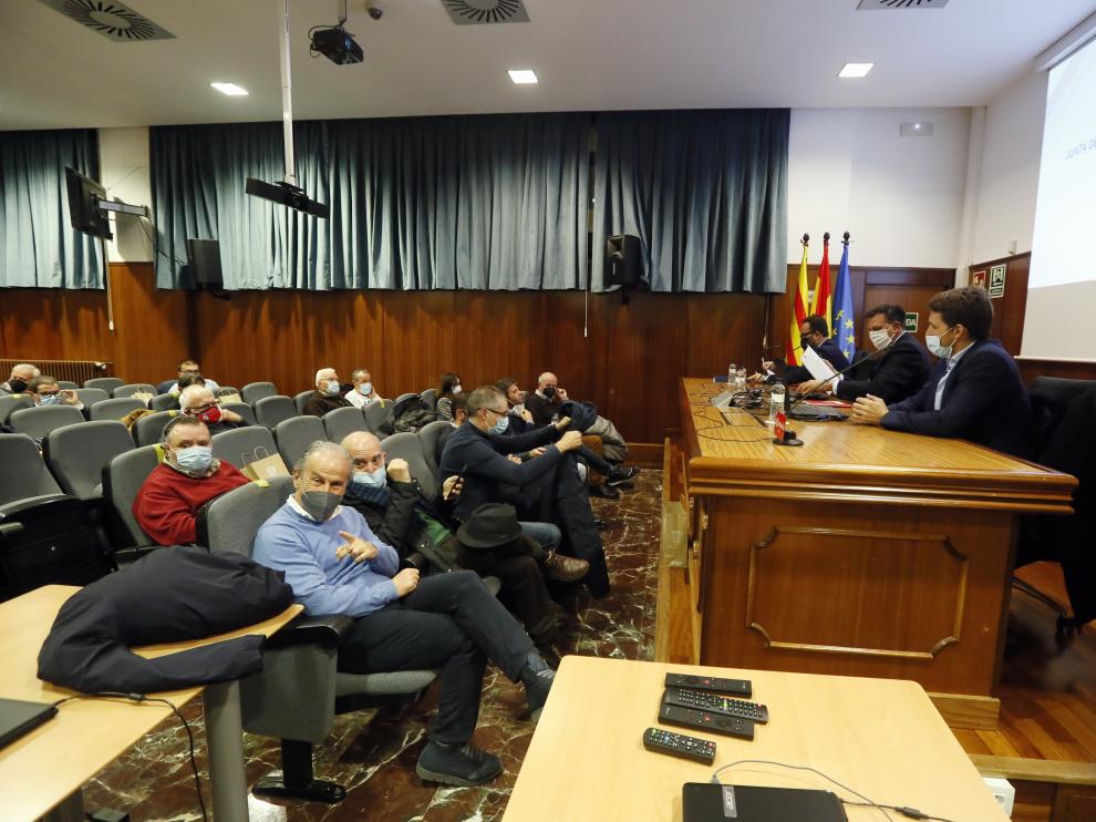 Petón, en primer término, durante la junta de accionistas de la SD Huesca.