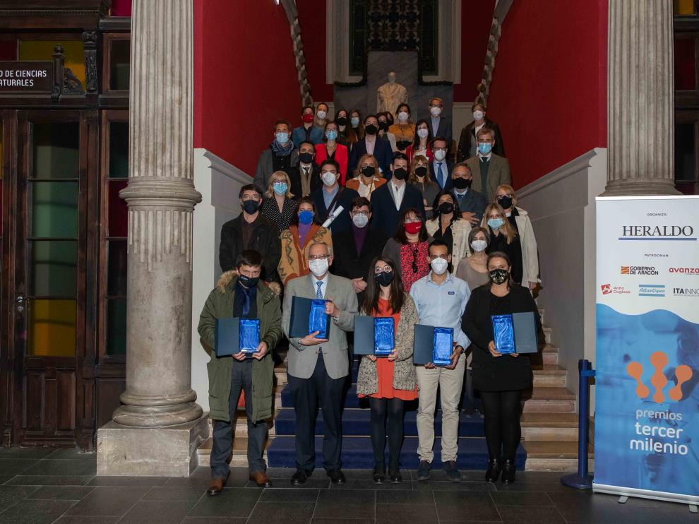 Premiados, accésit, patrocinadores de la cita y representantes de Heraldo en las escaleras del Paraninfo de Zaragoza.
