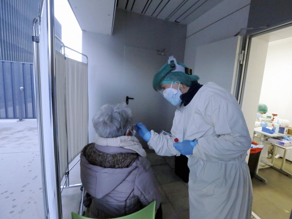 Una paciente se somete a una PCR en el centro de salud Los Olivos de Huesca.
