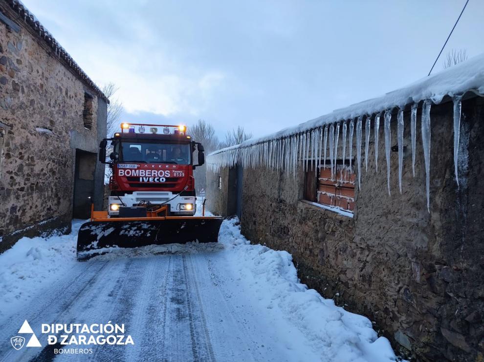 Máquinas quitanieves en carreteras de las comarcas de las Cinco Villas y de Tarazona y el Moncayo