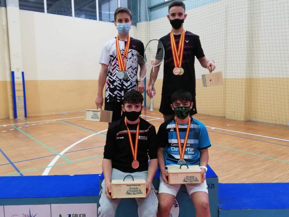Los cuatro medallistas del Bádminton Huesca en el Campeonato de España sub 15.