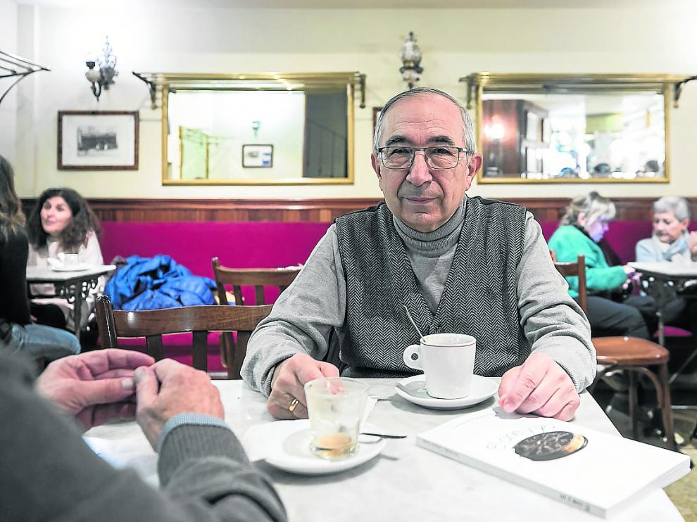 Fernando Gracia conversa en el Café de Levante.