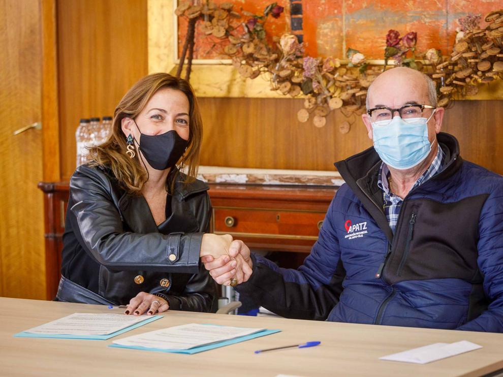 Convenio firmado hoy por Natalia Chueca con el presidente de la Asociación Provincial del Auto-Taxi, Mariano Morón