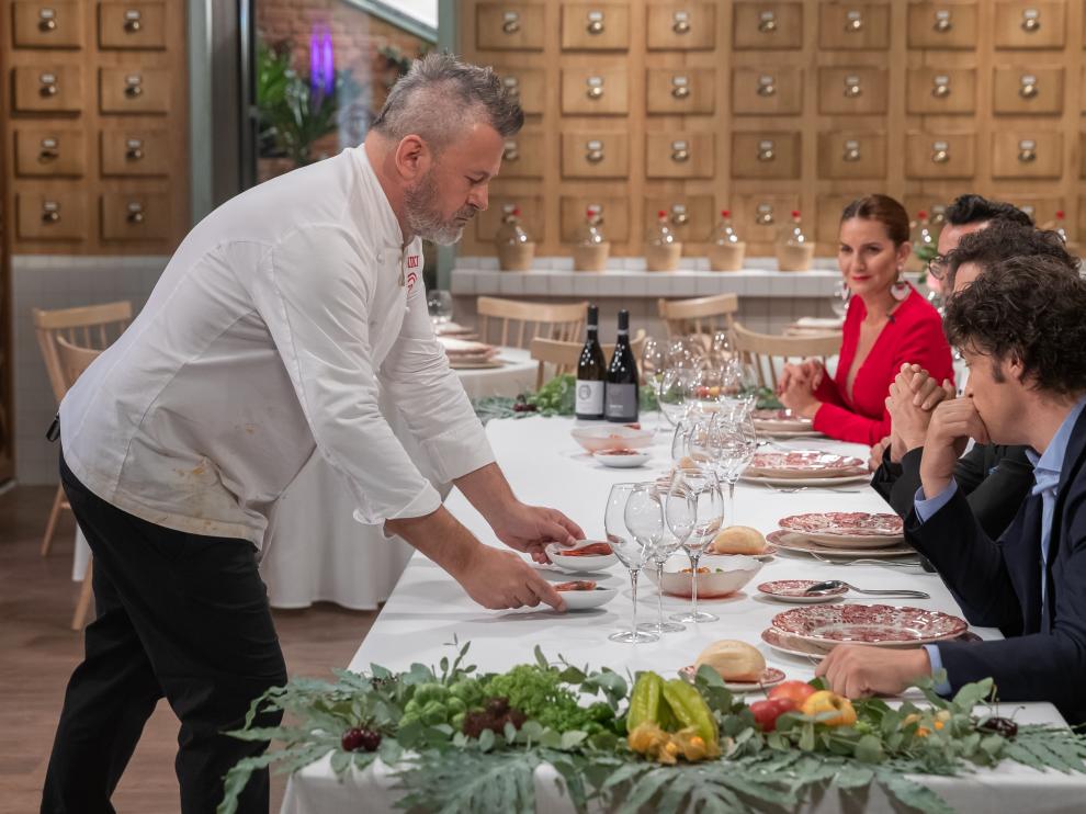 Miki Nadal presentando al jurado uno de los platos que preparó en la final de 'MasterChef Celebrity'.