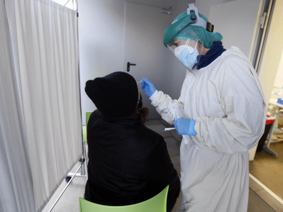 Una enfermera realiza una PCR en el centro de salud Los Olivos de Huesca.