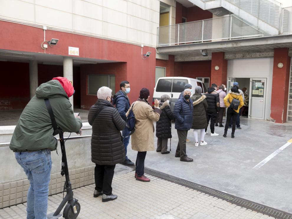 Fila para vacunarse en el centro de salud Pirineos de Huesca.