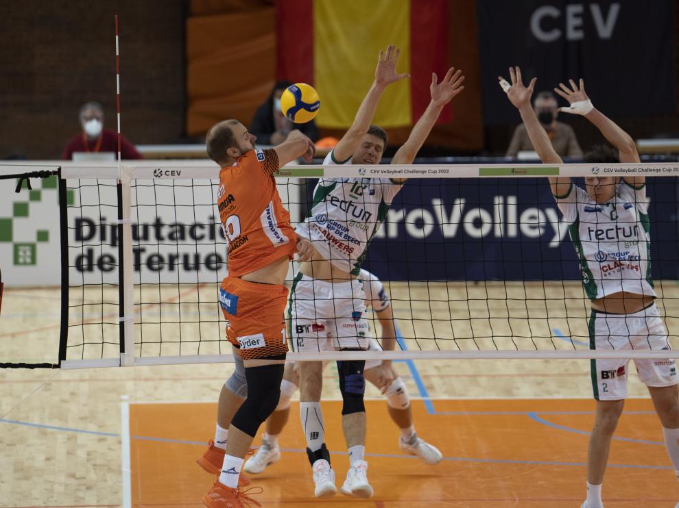Foto partido ida de dieciseisavos de la Challenge Cup europea de voleibol entre el CV Teruel y el Tectum Achel belga