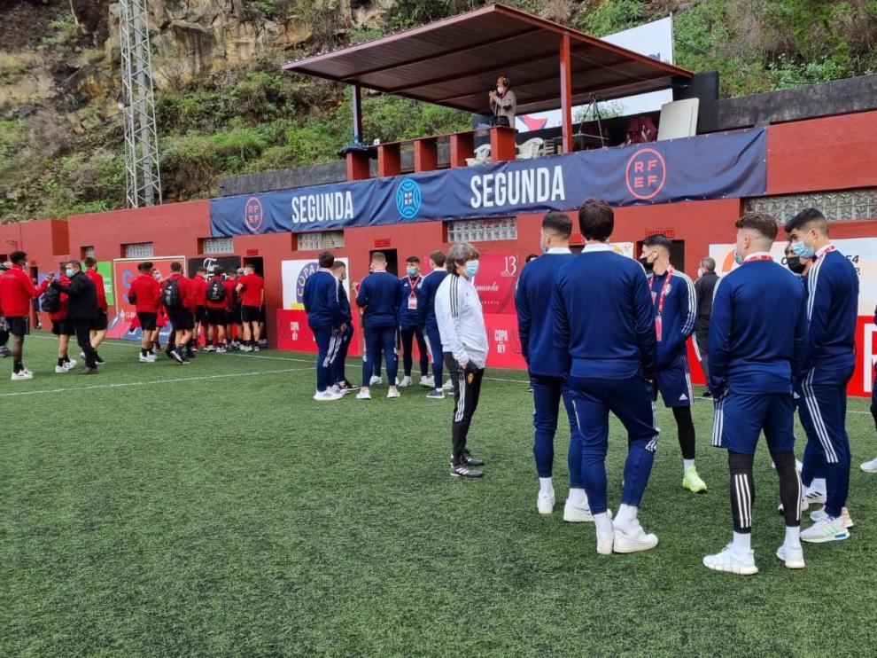 Los jugadores del Real Zaragoza en el campo de fútbol Silvestre Carrillo de La Palma