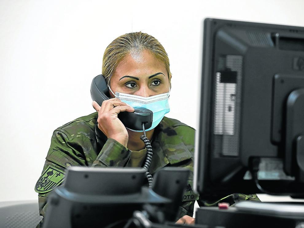 Un militar comunica los resultados negativos de PCR a los afectados