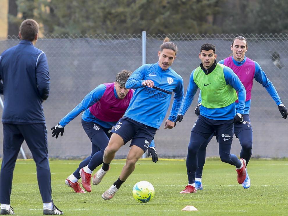 Varios jugadores de la SD Huesca, en el entrenamiento del miércoles.