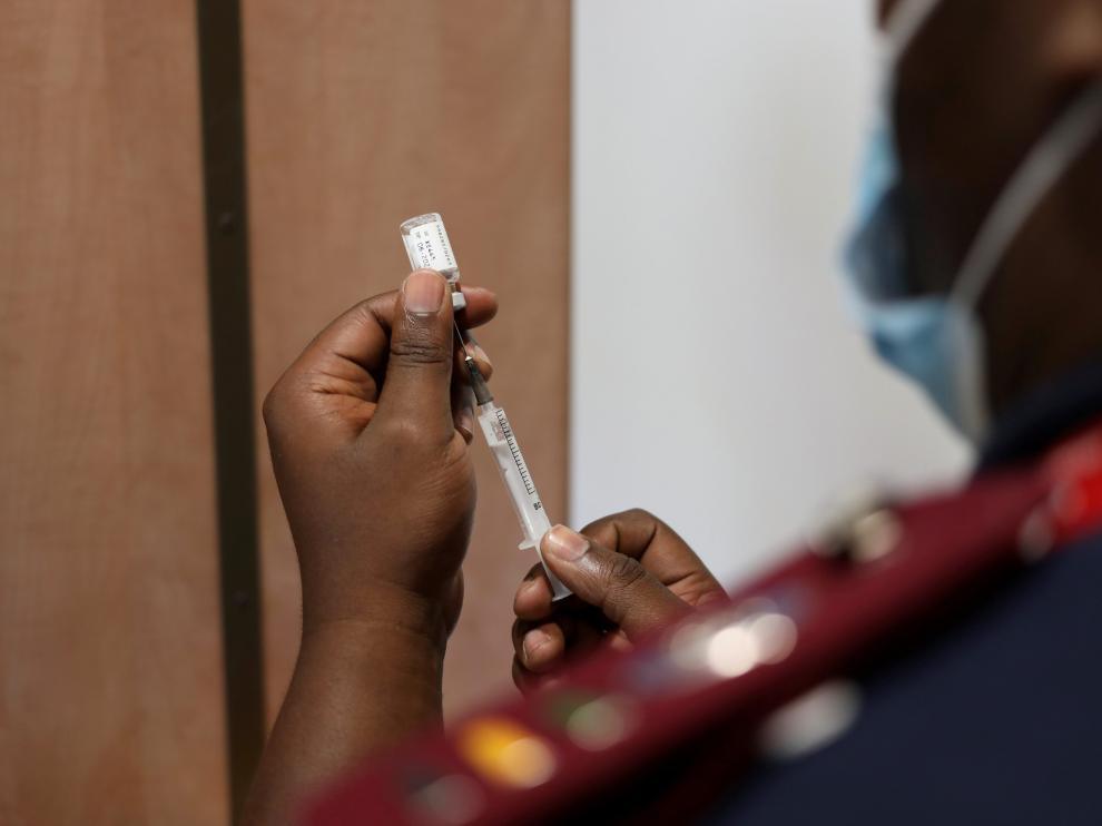 Una enfermera prepara una vacuna en Sudáfrica.
