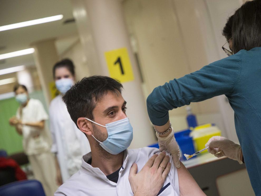 Fotos de los sanitarios recibiendo la tercera dosis de la vacuna conta la covid