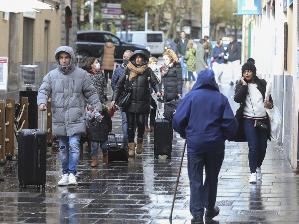 Un grupo de turistas, llegando este sábado a Jaca para disfrutar del puente.
