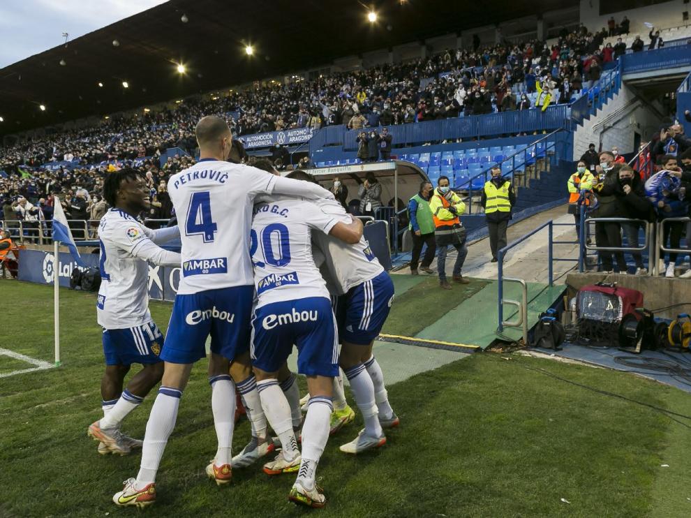 Los jugadores del Real Zaragoza se abrazan para celebrar el 1-0 ganador, marcado por Francés.