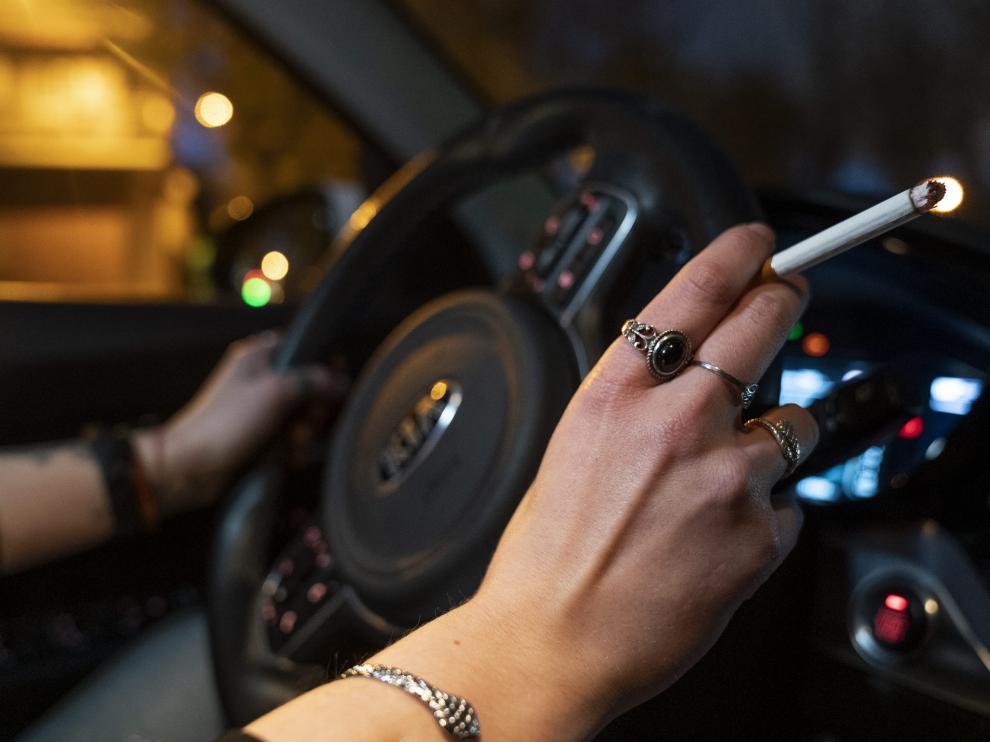 Imagen de una persona fumando al volante