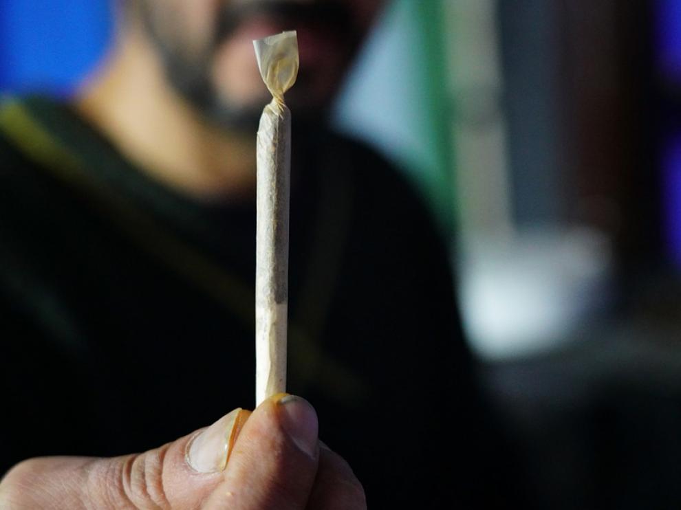 Los estudiantes de 14 a 18 años que fuman o ingieren hachís y marihuana lo hacen cada vez más de forma más reiterada