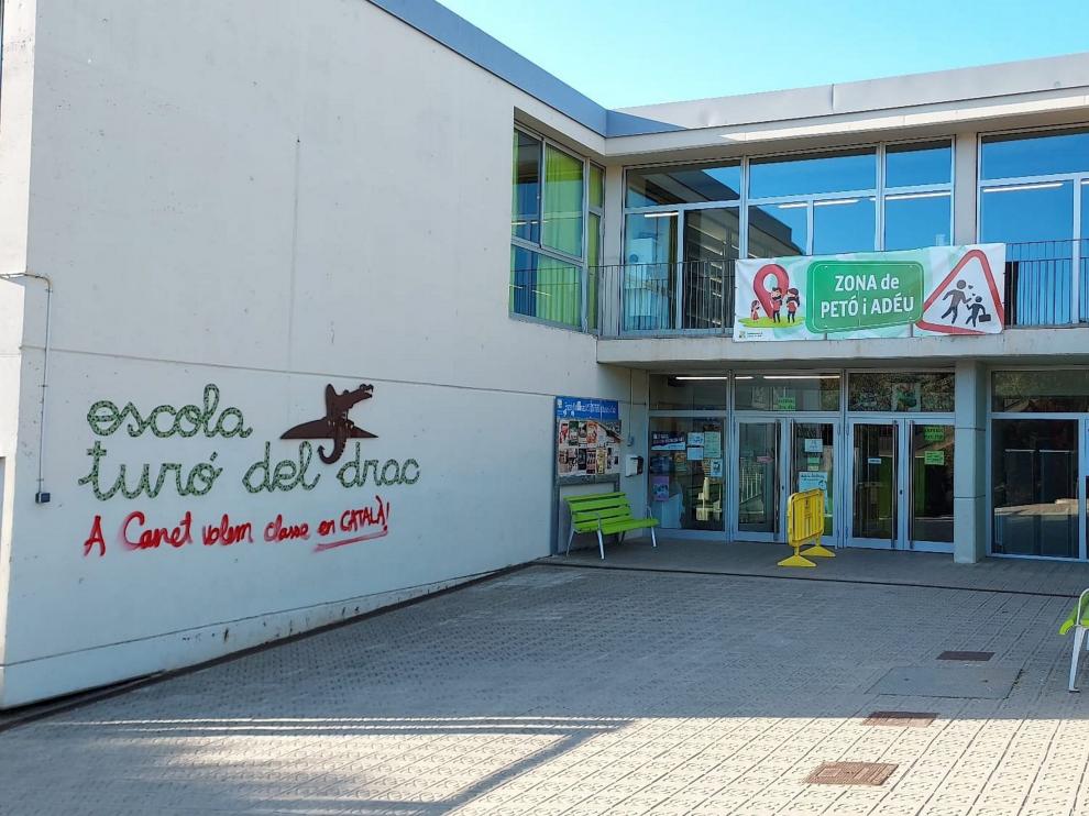 Escuela Turó del Drac, en Canet de Mar, con una pintada a favor de la escuela en catalán.