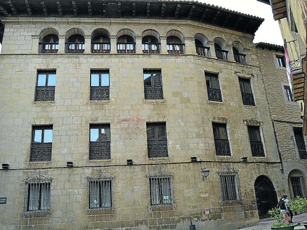 Edificio Gil de Jaiz. El colegio lleva el nombre y funciona actualmente en este edificio histórico Gil de Jaiz del siglo XVIII.