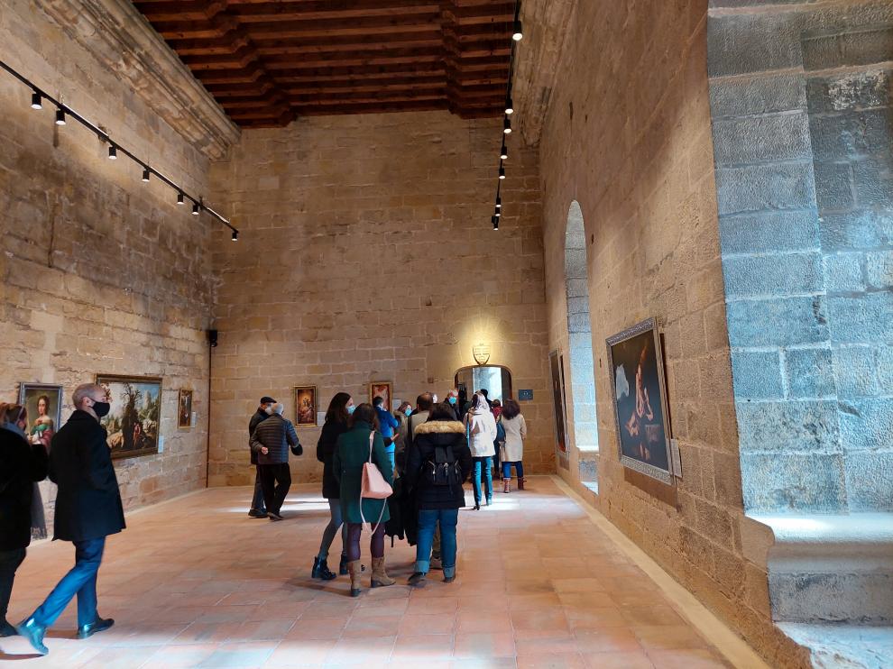 Un grupo de visitantes recorre una de las salas restauradas en el Castillo de Valderrobres.