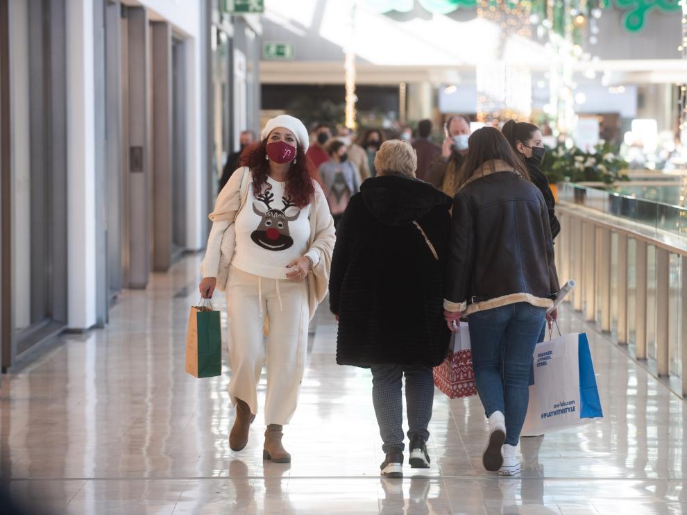 Muchos ciudadanos aprovecharon el domingo para ir de compras a Puerto Venecia.
