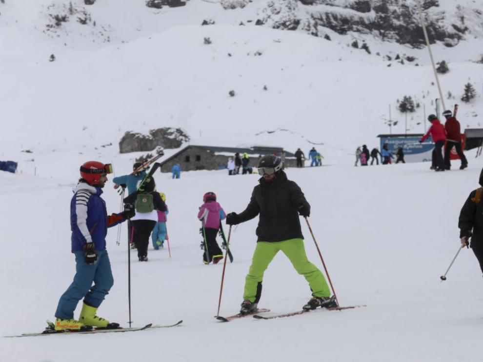 Fotos del primer día de esquí en las estaciones de Candanchú y Astún.