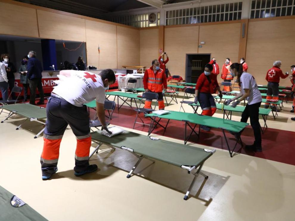 Preparación de las camas en el albergue provisional instalado en el pabellón de Luceni