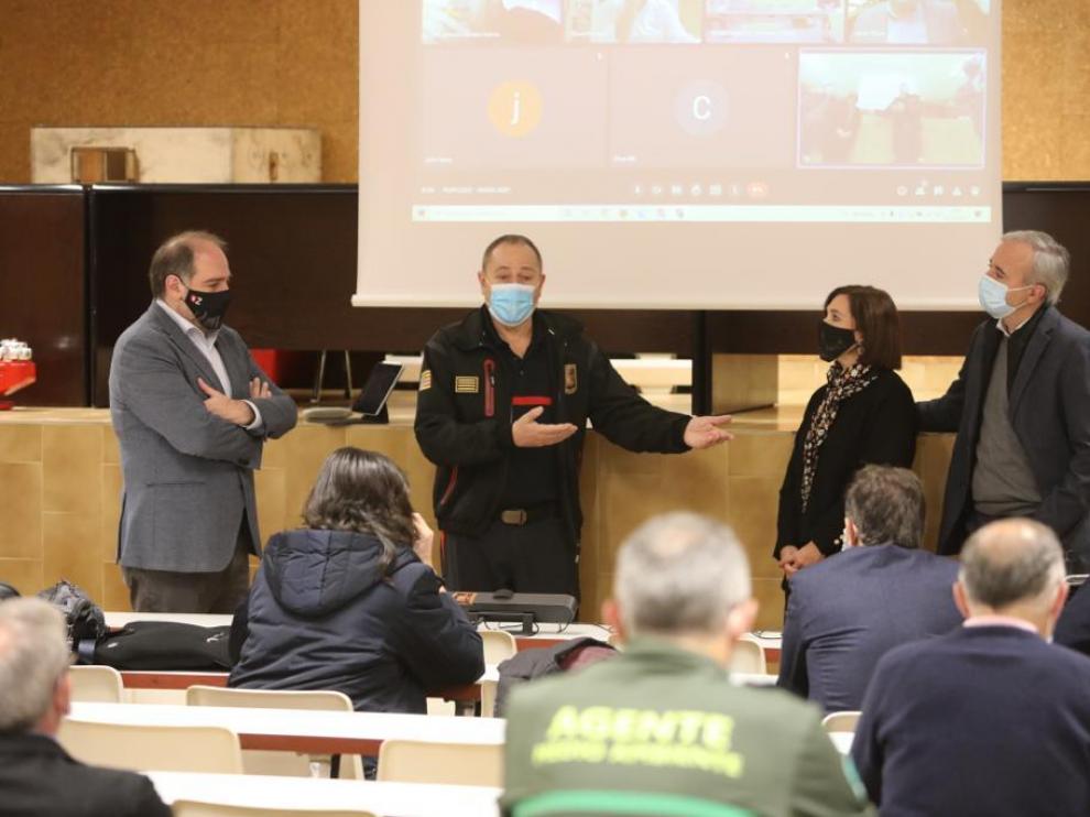 El alcalde de Zaragoza, Jorge Azcón, durante la reunión de coordinación del Plan de Emergencias en el Parque de Bomberos de Valle de Broto.