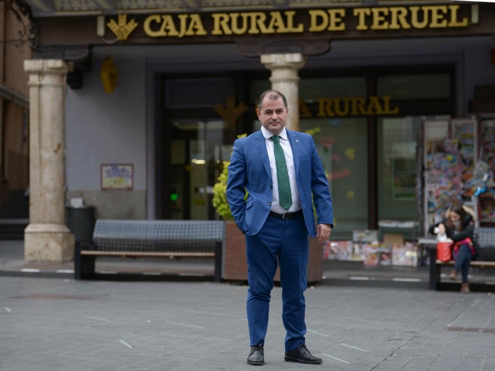 El director general de la Caja Rural de Teruel, David Gutiérrez, delante de la sede central de la entidad.