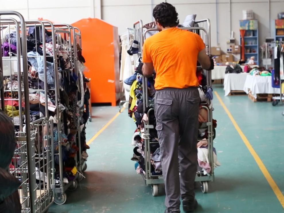 Un trabajador realiza sus tareas en una de las 17 empresas de inserción de Aragón.
