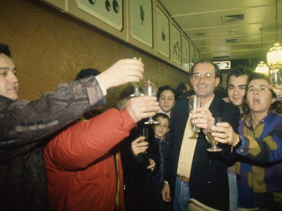 Vecinos de Calatayud celebrando el Gordo de la Lotería de Navidad en 1992