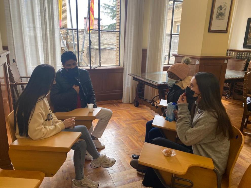 Encuentro entre universitarios y migrantes en el campus de Huesca.