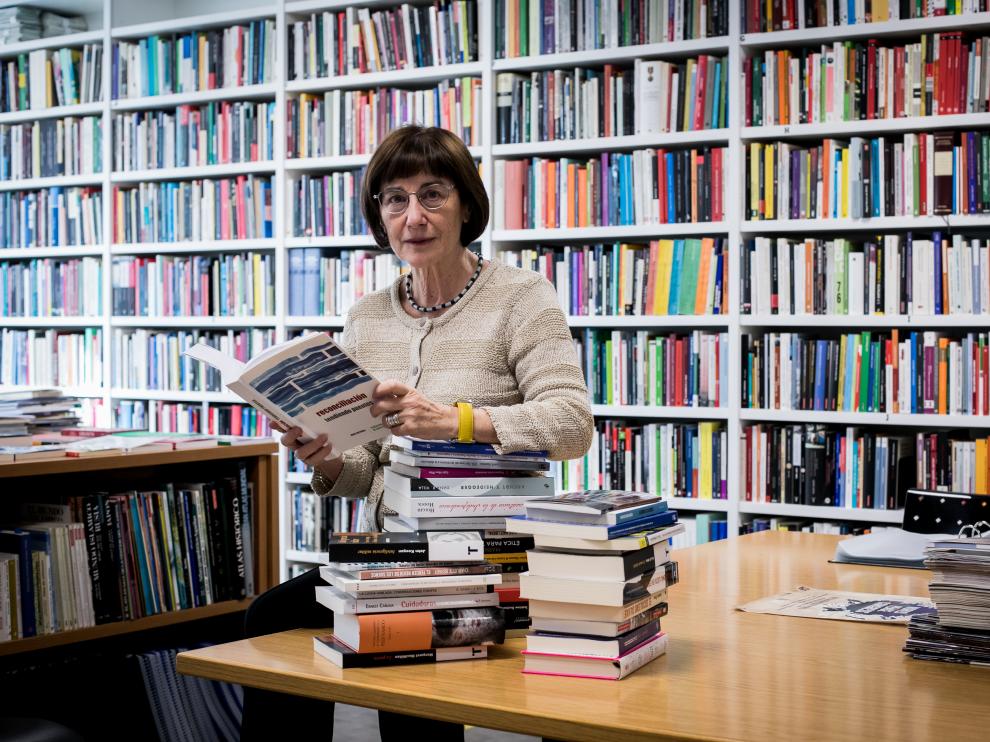 Carmen Magallón Portolés, en la biblioteca del Seminario de Investigación para la Paz