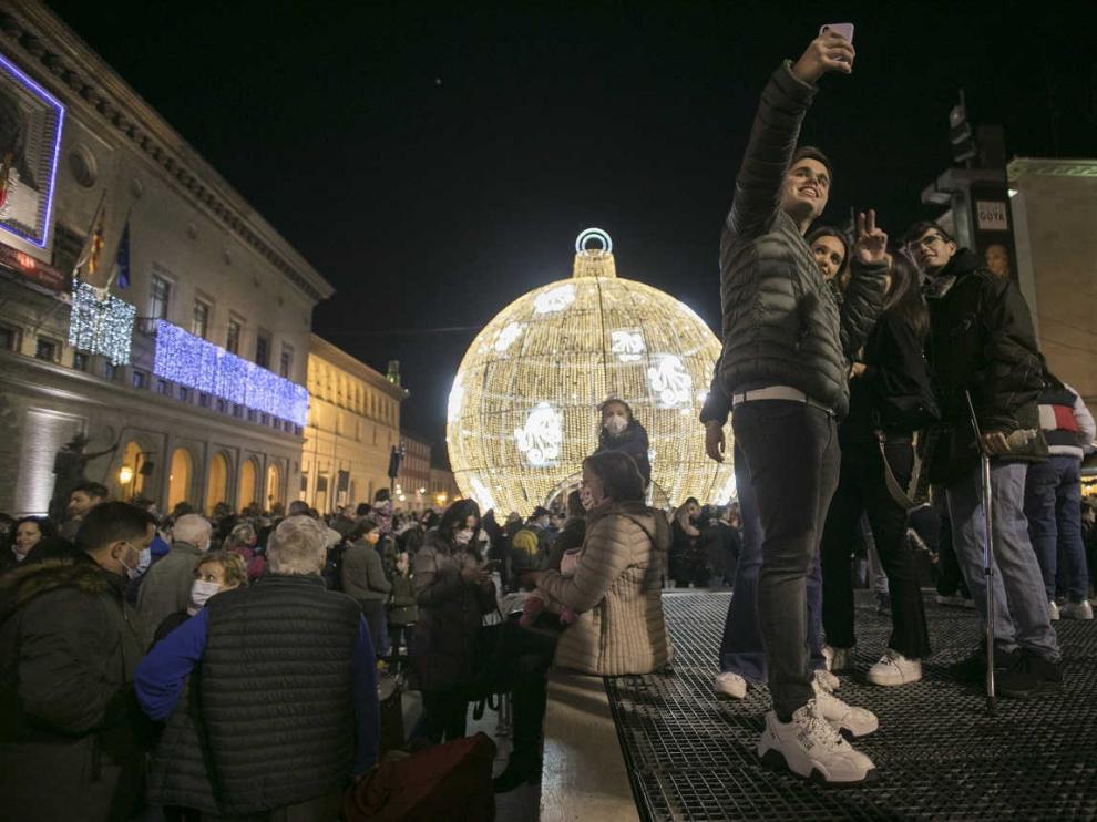 Ambiente en la plaza del Pilar de Zaragoza en Navidad.