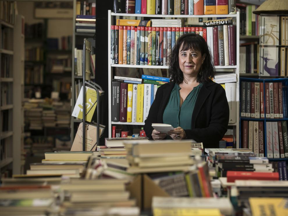 Eva Cosculluela, rodeada de libros en Antígona, una de las librerías zaragozanas con más solera.