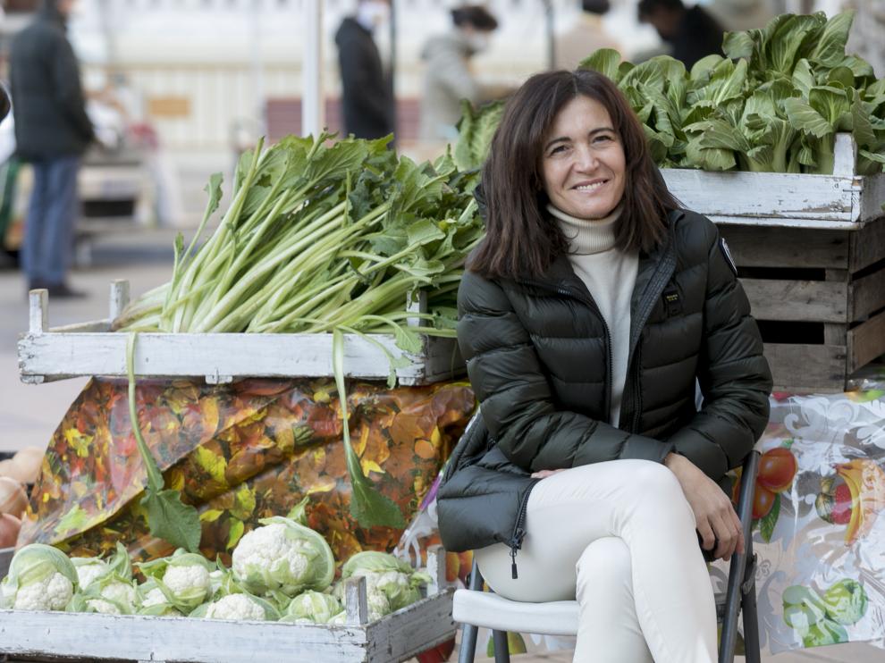 Iva Marques, en uno de los puestos del mercadillo agroecológico semanal de la plaza de Navarra de Huesca.