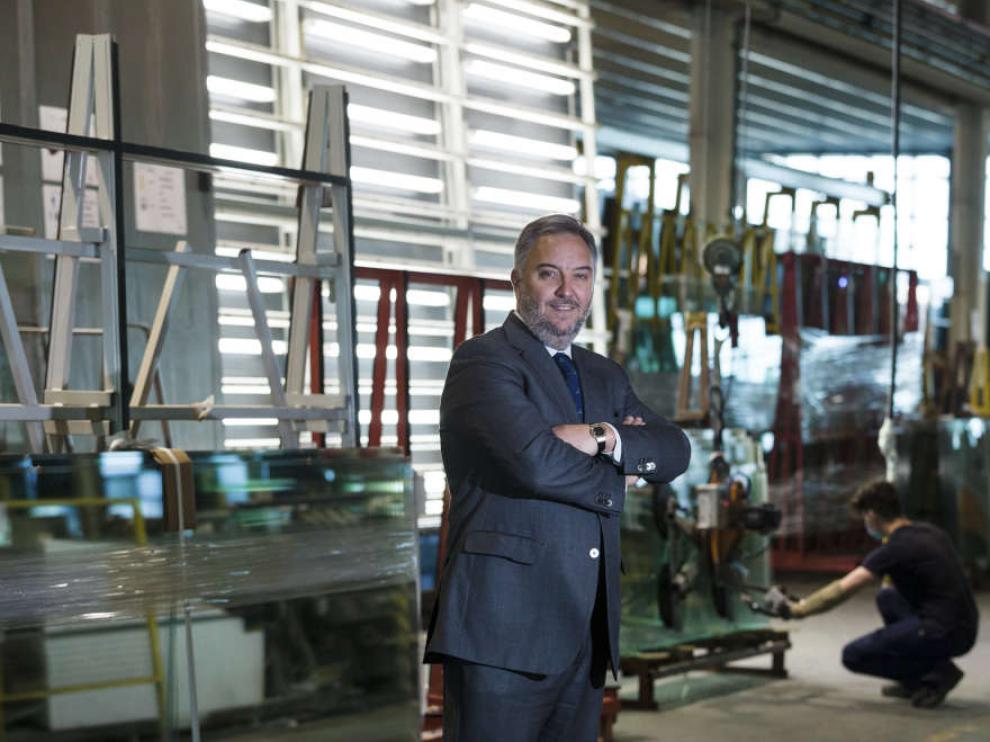 Raimundo García-Figueras, en las instalaciones de Ariño Duglass en La Puebla de Alfindén.