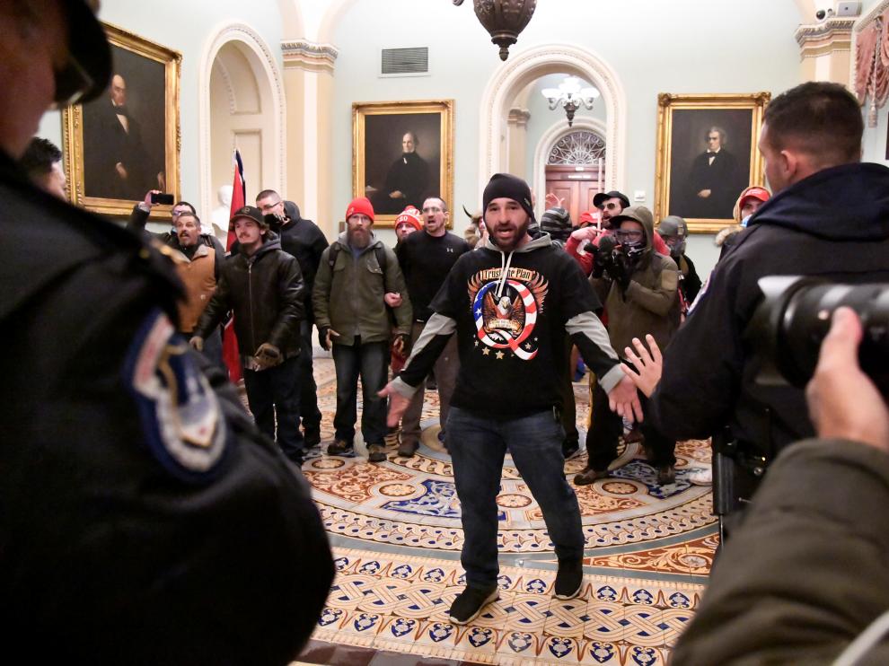 A supporter of President Donald Trump confronts police as Trump supporters demonstrate on the second floor of the U.S. Capitol near the entrance to the Senate after breaching security defenses, in Washington, U.S., January 6, 2021.         REUTERS/Mike Theiler[[[REUTERS VOCENTO]]]