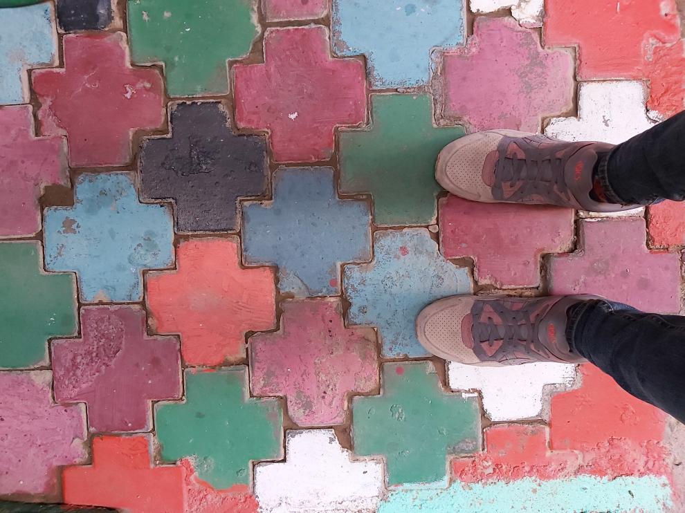Coloridos baldosines de una calle de Córdoba.