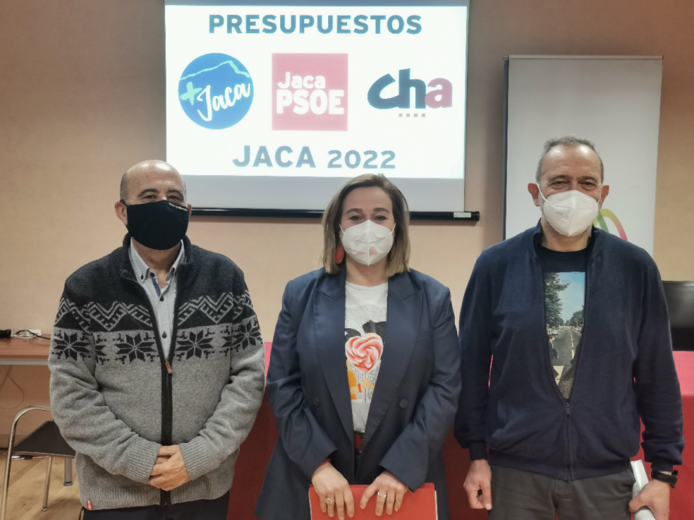 En la foto Carlos Reyes (+ Jaca), Olvido Moratinos (PSOE) y Javier Acín (CHA).