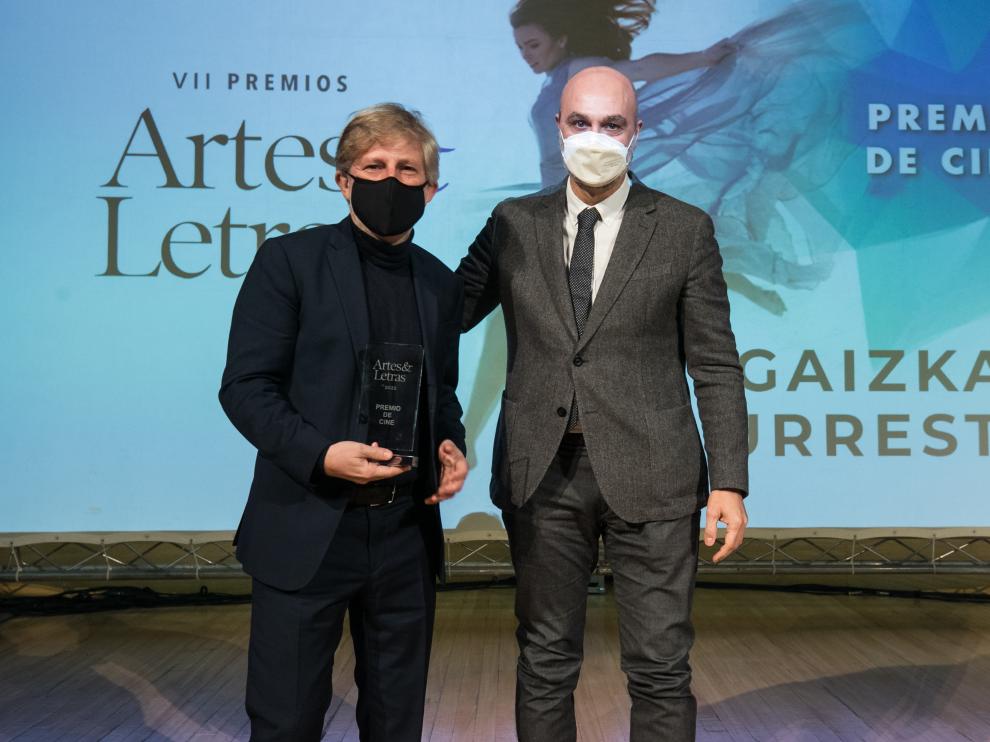 Gaizka Urresti recibió el premio de manos de Víctor Lucea, director general de Cultura del Gobierno de Aragón.