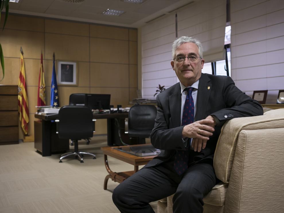 El consejero de Agricultura, Ganadería y Medio Ambiente del Gobierno de Aragón, Joaquín Olona, en su despacho.