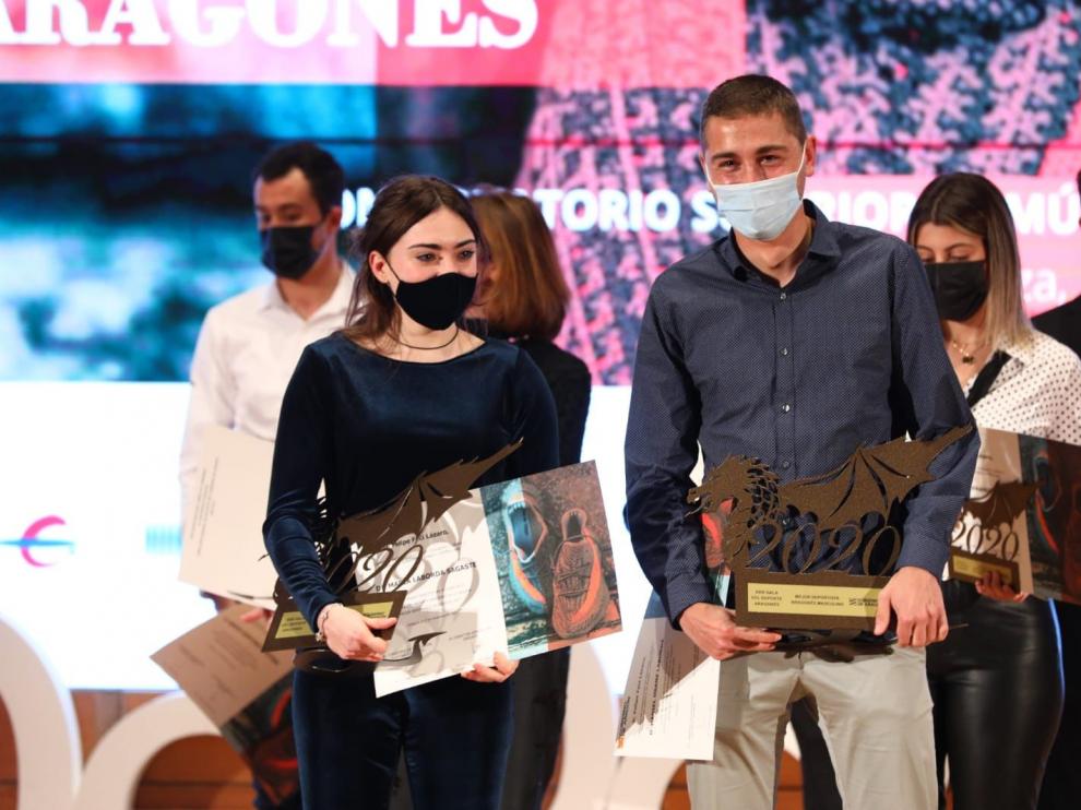 María Laborda y Daniel Osanz con su trofeo como Mejor Deportista Aragonesa y Mejor Deportista Aragonés de 2020