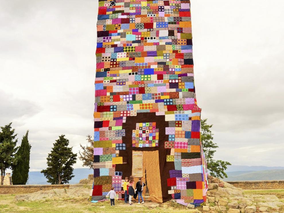 La Torre del Homenaje del castillo, con el trabajo de ganchillo.