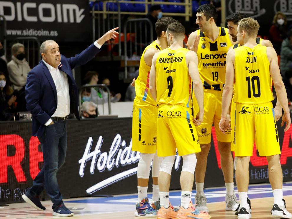 Txus Vidorreta da indicaciones a sus jugadores.