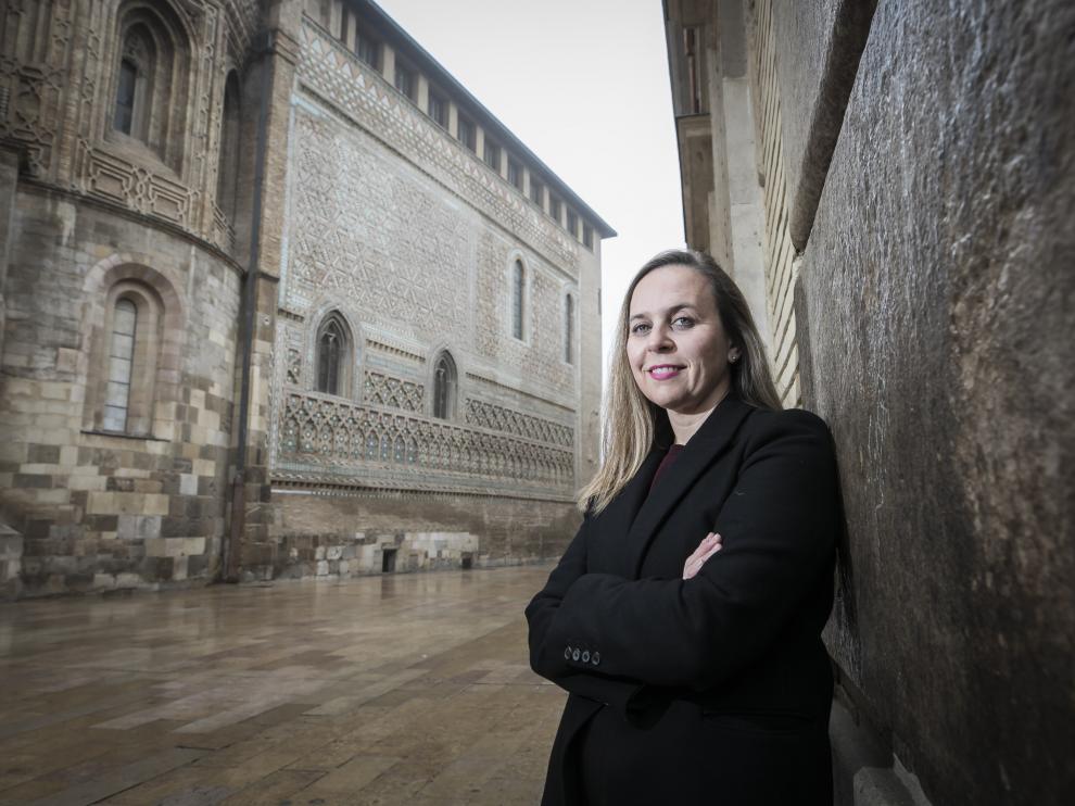 Victoria Trasobares, ante el muro mudéjar de la parroquieta de la Seo de Zaragoza.