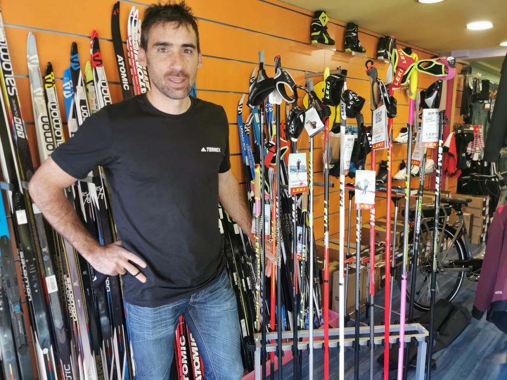 Luis alberto Hernando, rodeado de esquís, sus antiguas herramientas deportivas.