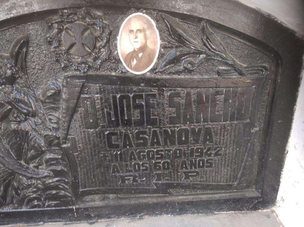 Lápida de la tumba del director de la banda en el cementerio de Castelserás. Falleció en 1942 aunque el noticia falsa de su muerte en 1909 tuvo graves consecuencias para los supuestos autores.