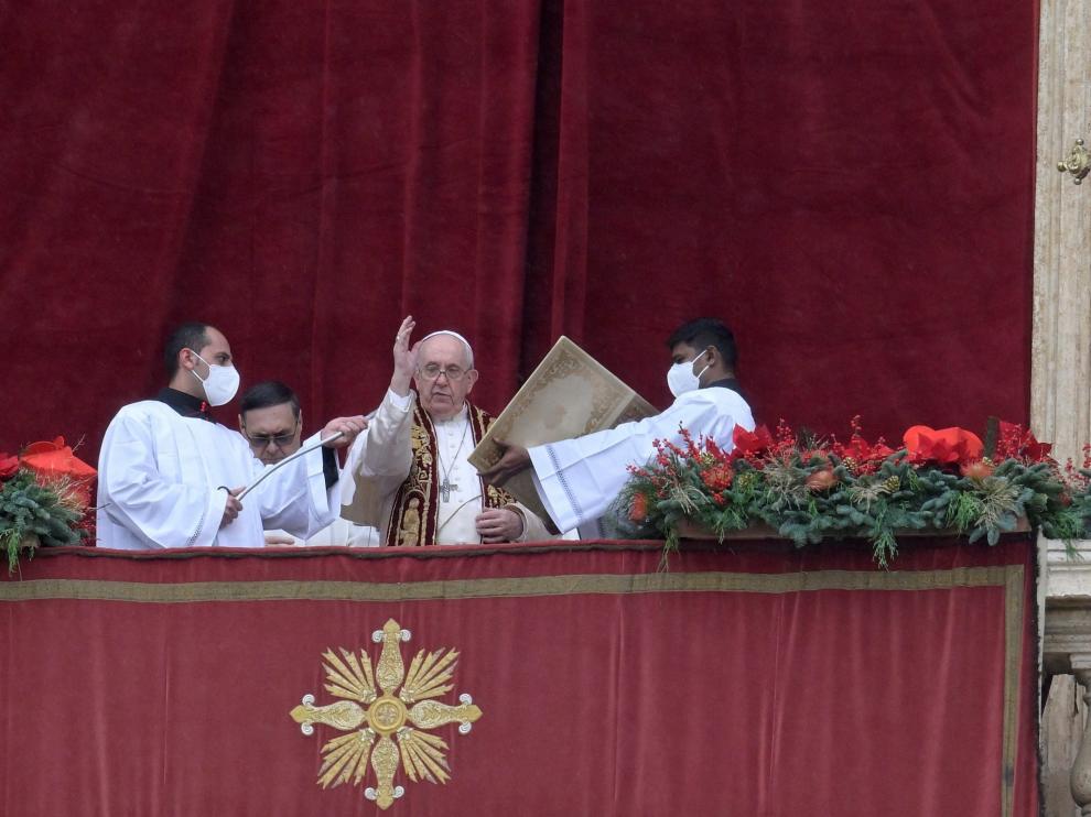El Papa, durante la tradicional bendición en la plaza de San Pedro.